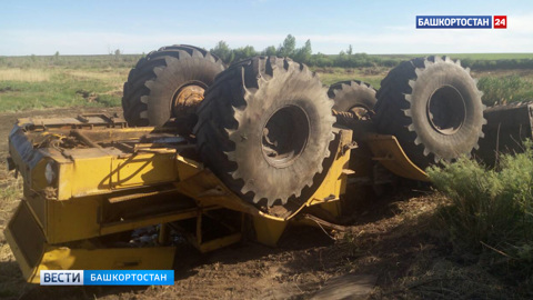 В Башкирии трактор вместе с рабочим рухнул в овраг во время полевых работ