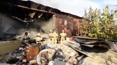 В Батайске ликвидировали открытый огонь в цеху полиматериалов
