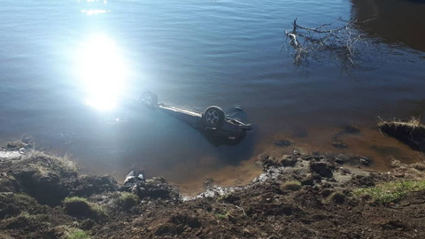 Два человека погибли при падении автомобиля в реку в амурском селе