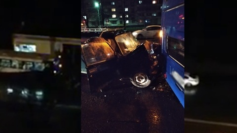 В Ярославле легковушка влетела в стоящий на остановке автобус