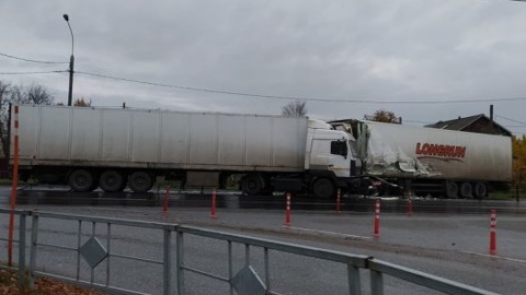 Две столкнувшиеся лоб в лоб фуры на М-7 на полдня парализовали движение