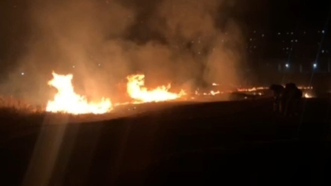 В Волжском районе пожарные тушат траву на площади более 1,5 тысяч квадратных метров