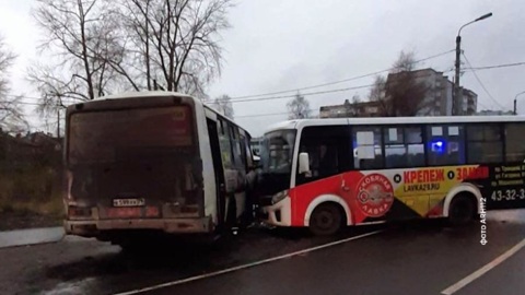 В Архангельской области перевернулся рейсовый микроавтобус