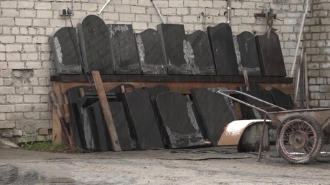 В Кондопоге под окнами жилого дома открыли цех по изготовлению надгробий