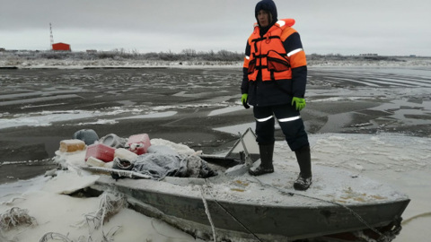 На Ямале в подтопленной заснеженной лодке нашли тела двоих мужчин
