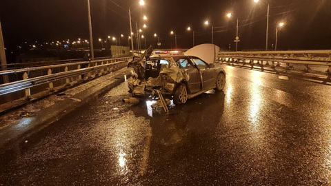 Молодой водитель въехал в отбойник в Томске, есть пострадавшие