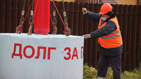 Перед домом должника за газ в Туле водрузили пятитонный бетонный блок