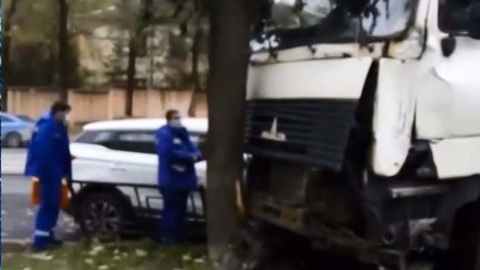 В Смоленске большегруз протаранил легковые авто