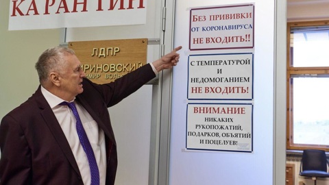 Жириновский запретил заходить в его приемную без прививки и дарить ему подарки