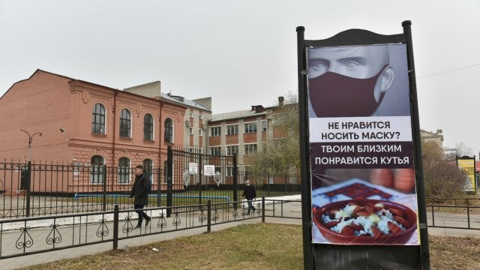 На баннерах с призывами носить маски разместили надгробия и поминальную кутью
