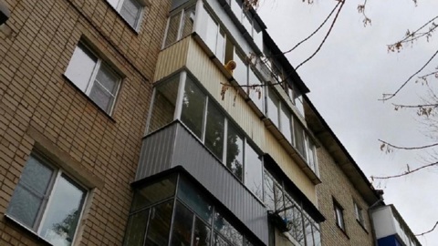 Липецкую бабушку закрыл на балконе двухлетний внук