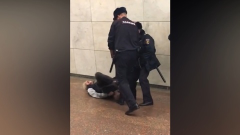 Выпивший пассажир превратил в шоу свое задержание на станции московского метро