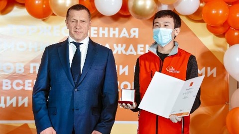 Юрий Трутнев наградил волонтеров Бурятии медалями президента России