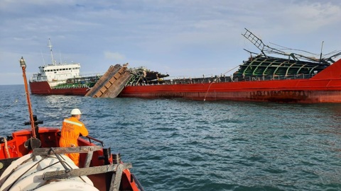 МЧС: поисковые работы в районе ЧП в Азовском море будут продолжены