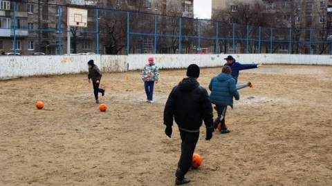 В Вологодской области на ребенка упали футбольные ворота и сломали бедро