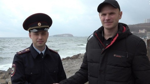 Во Владивостоке полицейский спас утопающего в свой день рождения