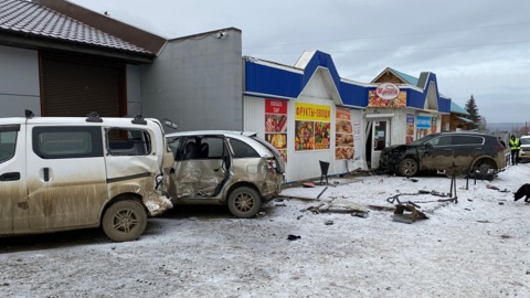 Необъяснимый маневр: кроссовер сбил мужчину и школьников на парковке под Красноярском
