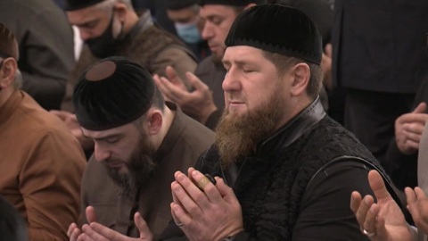 Рамзану Кадырову приходится оправдываться перед мамой
