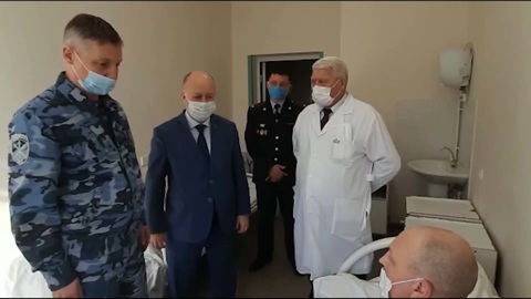 Глава МВД и прокурор РТ посетили в больнице раненного в Кукморе полицейского