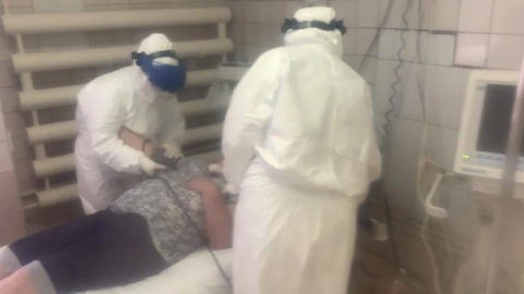 Борьба за каждую жизнь: саратовские герои в белых халатах встали на пути коронавируса