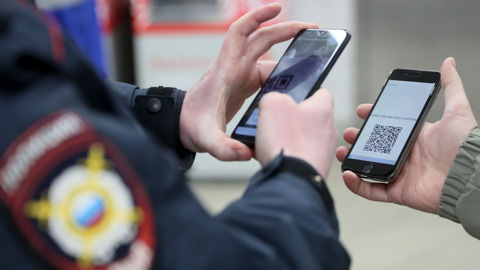 В Москве продлена система QR-кодов и дистанционка для школьников