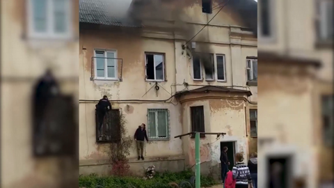 В Находке полицейские спасли людей из пожара, забравшись по оконным решеткам