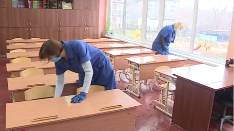 Во всех омских школах проходит дезинфекция