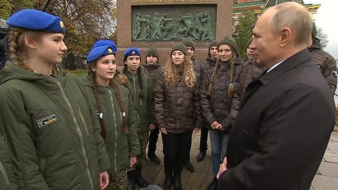 Путин хочет, чтобы люди "почувствовали глубину истории"