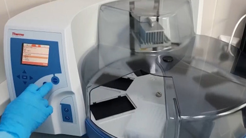 Курганские медики осваивают новое оборудование для анализа на COVID-19