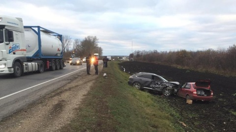 Под Орлом трактор отбросил Lexus на встречку