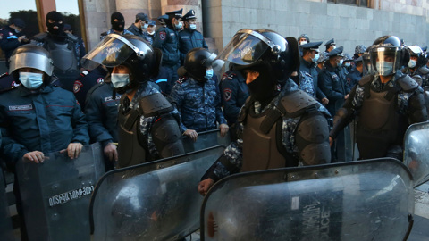 Круг по центру: в Ереване завершилось шествие противников премьера