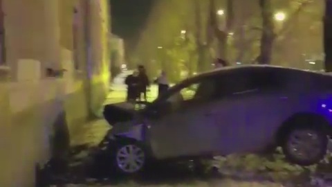 На Уралмаше иномарка врезалась в дом