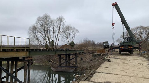 Более ста бойцов ЗВО возводят мосты в Тульской области