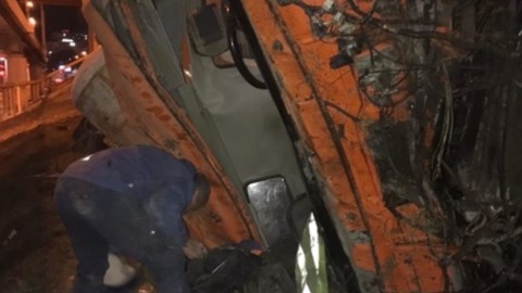 В Ростове водитель чудом остался жив в упавшей с моста бетономешалке