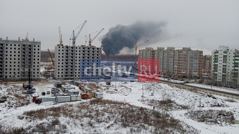 Огромный столб дыма от пожара в промзоне напугал челябинцев