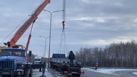 Металлическая конструкция выпала из кузова грузовика на дорогу в Тюмени
