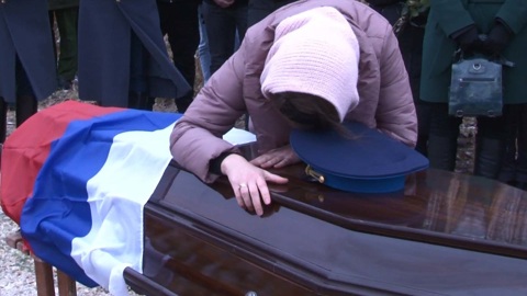 С погибшим в Закавказье вертолетчиком простились в Смоленске