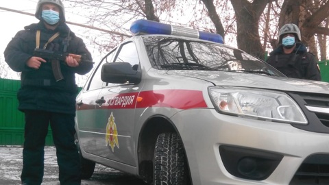 В Грязях мужчина разбил кирпичом стекло гипермаркета