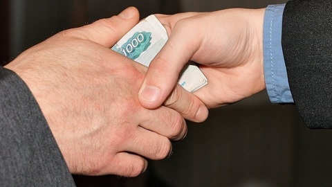 Осуждённый дал взятку сотруднику новосибирской колонии за колоду карт