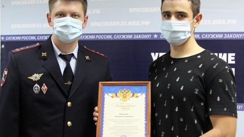 Краснодарского подростка, отбившего ребенка от женщины с молотком, наградили
