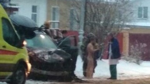 В Костроме водитель Lexus устроил на дороге "стриптиз"