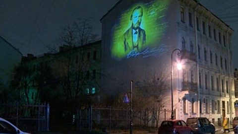 В историческом центре Петербурга появилось первое световое граффити