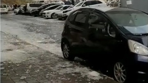 Глыба льда с пилонов Золотого моста разбила иномарку