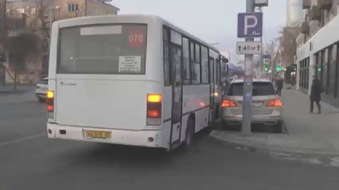 Два автомобиля и маршрутка столкнулись в Екатеринбурге