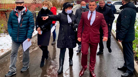 Привет из 90-х: смоленский депутат вызвал ажиотаж малиновым пиджаком