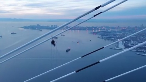 С вант моста на остров Русский убрано 150 тонн льда