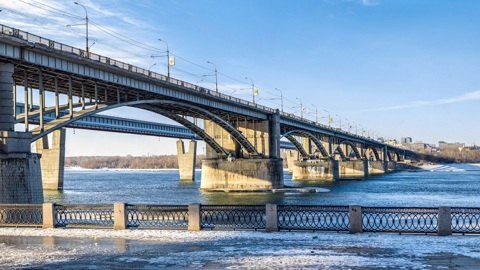 Тело 18-летнего юноши нашли под мостом в Новосибирске