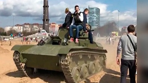 СК возбудил дело после гибели мужчины под колесами БТР на Гатчинском шоссе