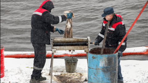 За осень с поверхности Волги в Нижнем Новгороде собрано 1,8 тысяч литров нефти