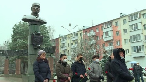 Калужане возложили цветы к памятнику Жукову в честь 124-летия маршала